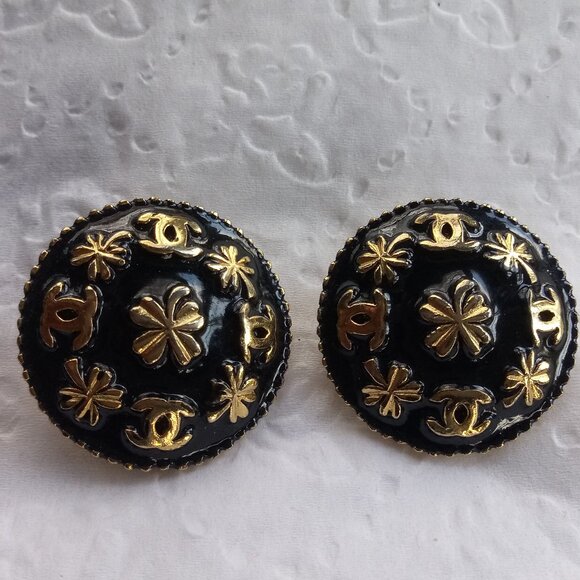CHANEL Vintage Large Gold Tone Logo Round Enamel Clip On Earrings - Picture 1 of 3